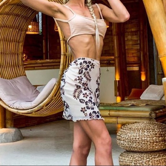 Urban Outfitters 90s mesh mini skirt in brown and tan floral pattern - Picture 2 of 2